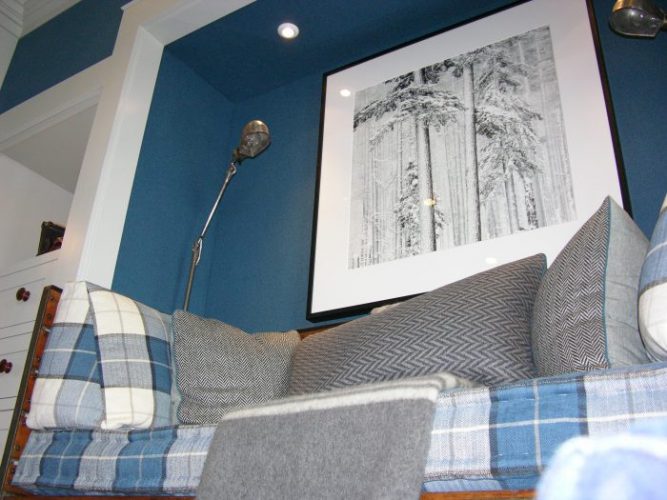 alcove  upholstered in textile with a sofa