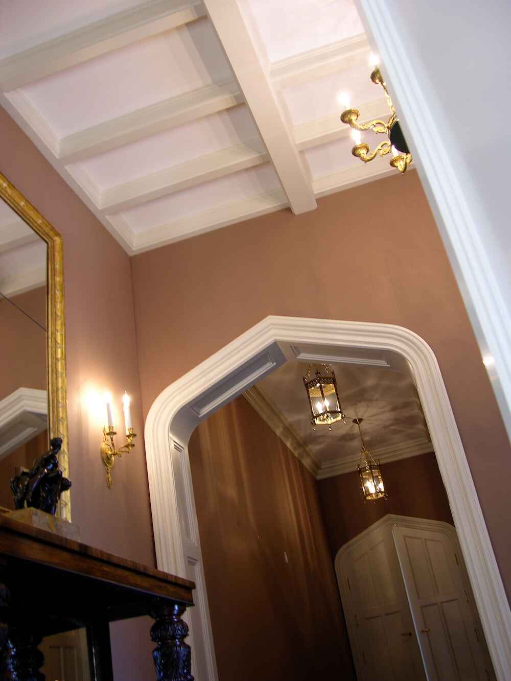 entrance hall in wool fabric stretched on walls